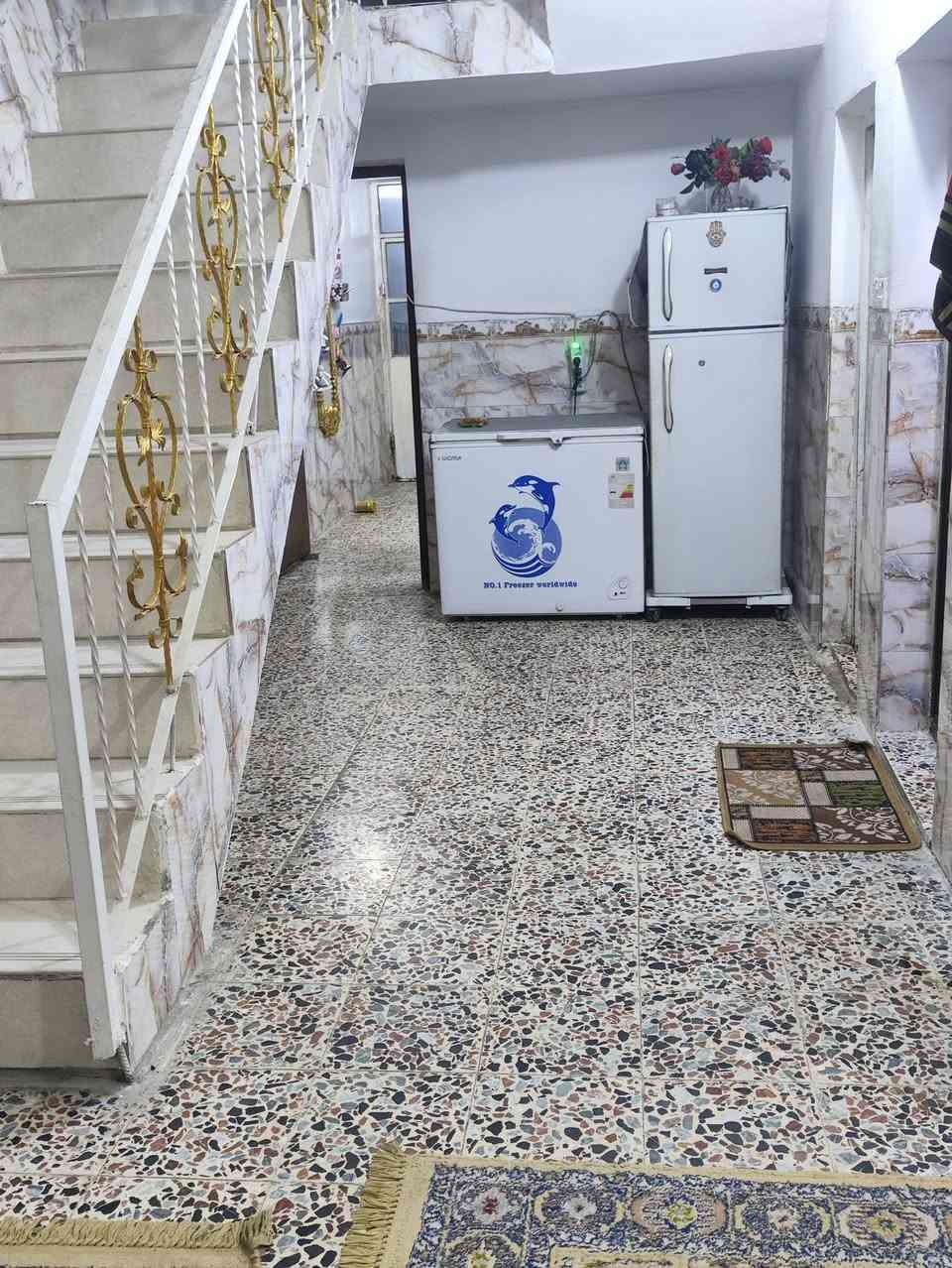 الدار للبيع المساحه 100 متر الواجهيه 5 والنزال 20 يحتوي على استقبال صاله مطبخين حار وبارد وحمام ويوجد باب ثاني على الفرع الثاني /الموقع الشعب حي الجزائر قرب روضة البنفسج /الرقم للأستفسار ***********
