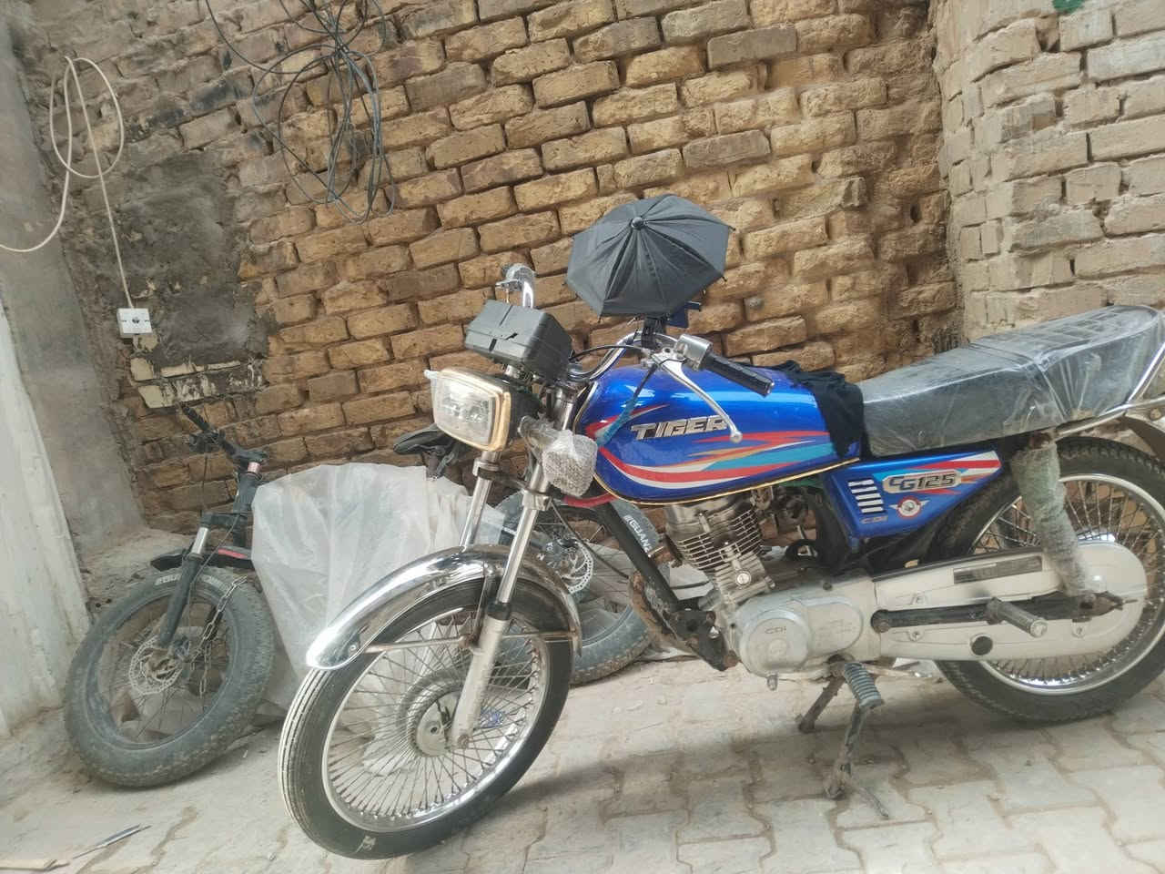 سلام عليكم دراجة ايراني للبيع دراجة خير من الله كلشي مناقصها ابد دراجه تخبل نضيفه العنوان بغداد السعر 350 وبيها مجال رقم ***********
