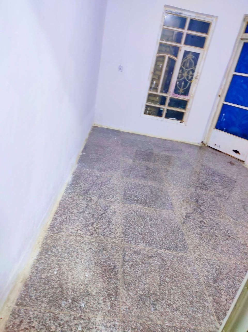 بيت ايجار مساحه 100متكون خرفه وصاله ومطبخ واستقبال صحيات خارجيه حمام داخلي حي الفرات  قريب شارع صب بضهر عطيه ابو الإنشائية ***********
