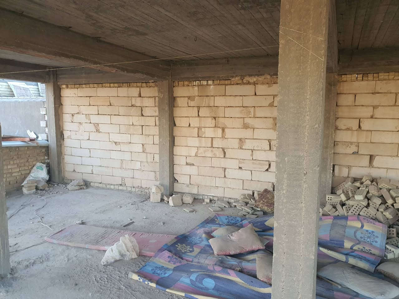 بنايه للبيع المساحه ٢٠٠ متر تصلح حسينيه العنوان كربلاء شارع بغداد سايد الدخول خدمات كامله البنايه مثل ماموضحه بسعر جدآ مناسب مقابيل عمود ٣٧ للإستفسار *********** عن شارع بغداد ١٠٠متر
