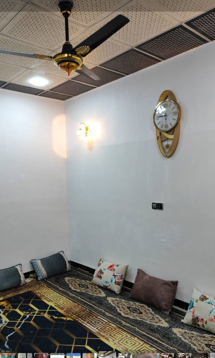 للبيع زراعي عقد ٣٥ مساحه80متر بناء طابوق اساس وسقف صب يتكون البيت من غرفه وصاله ومطبخ واستقبال وصحيات عدد 2داخل وخارج موقع البيت زراعي حي ميسان قرب مول المزرعه مقابيل حي العسكري عامود 236 تواصل خاص او اتصال على رقم ***********
