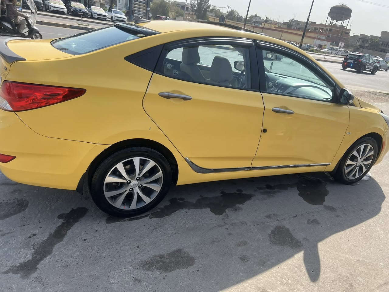 السلام عليكم اكسنت مضلع بلو 2014
فول مواصفات تحكمات ستيرين لاقطه سلايت
لايتات عدسة زينون لد 
5ويل كب 4دسك السيارة فول 
محرك ١٦ دوش كير ايتي 
بيها معجون جاملغ خلفي بدون دواخل شرط 
السعر 100$ وبيها مجال 
للاستفسار اتصل ***********
***********
