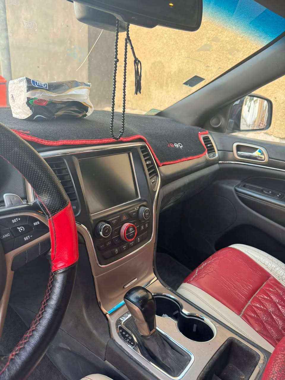 السلام عليكم  للبيع سيارة جيب شيروكي موديل 2016السيارة حلوة وجاهزة حادثها مدكر وبنيد السعر 175 وبيها مجال السيارة بأسمي 
موبايل ***********مامتواجد ع الفيس  واتساب فقط
