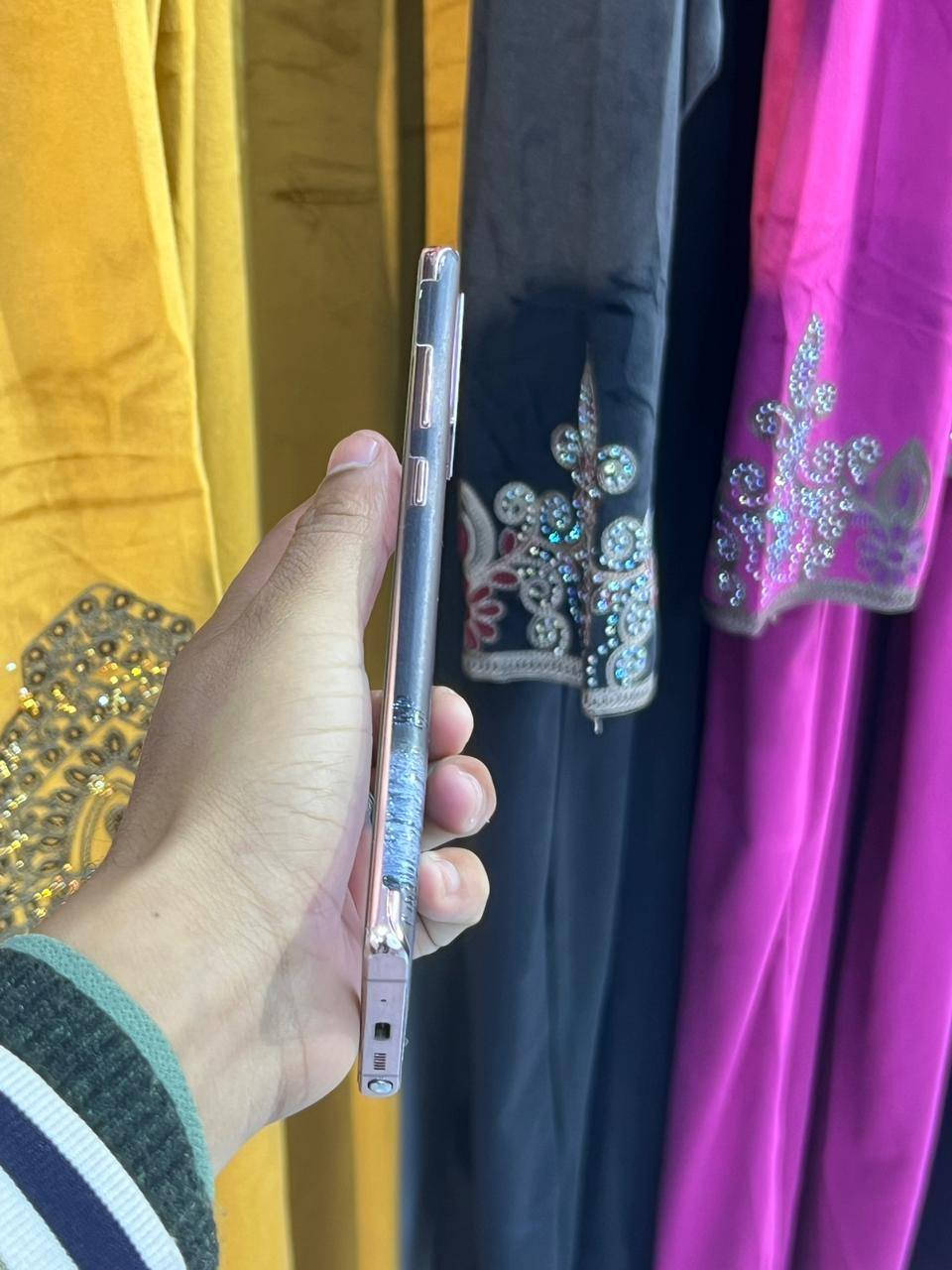 مواصفات الجهاز/
سامسونج نوت 20 فايف جي
Samsung Galaxy Note 20 5G
1. الشاشة:
   - نوع: Dynamic AMOLED 2X
   - الحجم: 6.9 بوصة
   - الدقة: 3200 × 1440 بكسل (WQHD+)
   - معدل التحديث: 120 هرتز
2. المعالج:
   Snapdragon 865
3. الذاكرة:
   - ذاكرة التخزين:256جيجابايت
   - الذاكرة العشوائية (RAM): 12جيجابايت
4. الكاميرا:
   - الكاميرا الخلفية: 
     - 108 ميغابكسل (عدسة رئيسية)
     - 12 ميغابكسل (عدسة مقربة مع تقريب بصري 50x)
     - 12 ميغابكسل (عدسة عريضة)
   - كاميرا أمامية: 10 ميغابكسل
5. البطارية:
   - السعة: 4500 مللي أمبير
   - دعم الشحن السريع والشحن اللاسلكي
6. نظام التشغيل: يأتي مع Android وواجهة One UI.
7. مميزات إضافية:
   - دعم القلم S Pen
   - مقاوم للماء والغبار (IP68)
   - دعم شبكات 5G
السعر 270بيع او مراوس
***********
