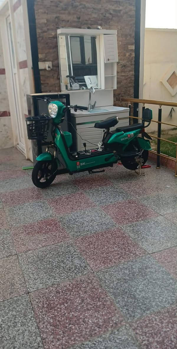 سلام عليكم دراجه شحن لبيع دراجه كلش حلوه دراجه جديده سعر 200قفل مكان حله حي عسكري شارع 80 رقم ***********
