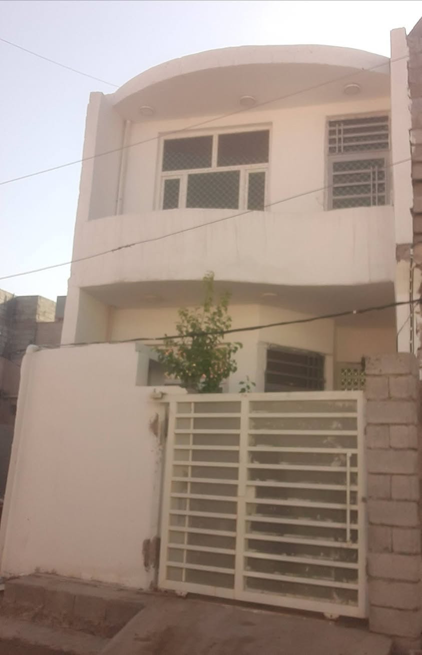 بيت للبيع طابقين بناء جديد مساحه 85 متر واجهه 5 متر ونزال 17 تبليط للباب يتكون من /استقبال وصحن درج مطبخ حمام داخلي منور وغرفه نوم ارضي اما الطابق الثاني غرفه نوم كبيره وحمام وسطح
 منطقه السوامره الثانيه قرب أسواق الشمري سند 25 السعر مناسب جداا (65) مليون وبي مجال//***********
