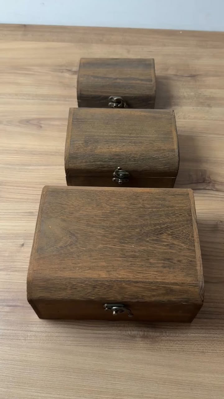 السعر 24الف دينار التوصيل 5 الاف
طقم صناديق حفظ خشبية (3 قطع بأحجام مختلفة)

الاستخدامات:

لتخزين الإكسسوارات والمجوهرات والمقتنيات الشخصية بطريقة أنيقة.

مثالية لحفظ المفاتيح، الصور التذكارية، أو العملات القديمة.

يمكن استخدامها كعنصر ديكور يضفي لمسة كلاسيكية على أي غرفة.

مناسبة كعلب تغليف للهدايا الفاخرة.

المميزات:

تصميم كلاسيكي أنيق من الخشب الطبيعي يمنح لمسة فنية للمكان.

إغلاق معدني متين بلون نحاسي عتيق يزيد من الطابع التراثي.

تشطيب خارجي ناعم ومتين مع حواف مصقولة.

صناديق متداخلة (توضع داخل بعضها لتسهيل التخزين).

خفيفة الوزن وسهلة الحمل مع مساحة داخلية مناسبة لحفظ الأدوات الصغيرة.

محتويات الصندوق:

3 صناديق خشبية بأحجام مختلفة:

- الكبير: طول 21 سم × عرض 17 سم × ارتفاع 10 سم
- الوسط: طول 18 سم × عرض 14 سم × ارتفاع 8 سم
- الصغير: طول 15 سم × عرض 11 سم × ارتفاع 6 سم

الملاحظات:

الألوان ونقشة الخشب قد تختلف قليلًا بين القطع بسبب الطبيعة الخشبية.

يُنصح بمسحها بقطعة قماش جافة للحفاظ على لمعان الخشب.

المنتج خالٍ من أي دهان أو طلاء كيميائي ضار. بغداد, العراق


**إذا كنت صاحب هذا الإعلان وتريد حذفه لأي سبب، رجاءا أرسل رسالة إلى الدعم الفني**