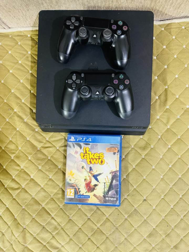 السلام عليكم 
بلي فور سلم كامل ملحقات نضيف ما مفتوح 
مكاني ميسان المجر الكبير 
سعره ويه توصيل 210 
هاذ الرقم وتساب ارد اسرع ***********
