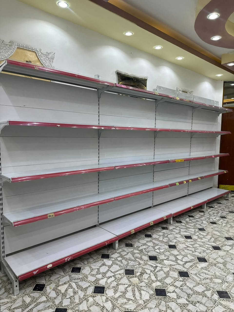 رفوف جداري تركي اصلي ثقيل نضيف ستخدام قليل 5متر عنوان بغداد ام الكبر موجوده توصيل 🚚 الاستفسار ***********
