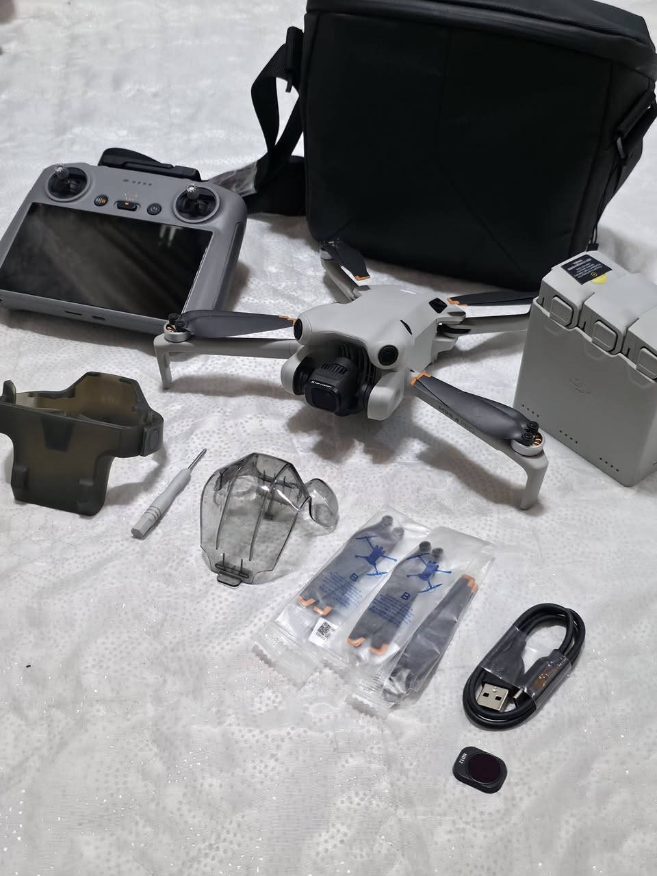 درون mini 4 pro combo plas 
نضافة 100/100 مابيهة شخط أخت الجديدة مستعمله شي بسيط ملحقات كامله 3 بطاريات كلهن بلاس كُل بطارية تطير 45 دقيقه ريش احتياط 8 سعرهة مناسب جداً مستعجل عليهة 
استفسار راسلني خاص وتدلل مكاني بابل 
*********** واتساب
