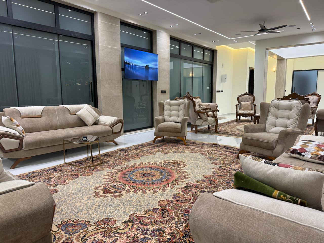 سلام عليكم تتوفر مزارع  اسعار مناسبه موثقة بتطبيق اجرالي العنوان الدوره البوعيثه استفسار رقم                                    ***********
