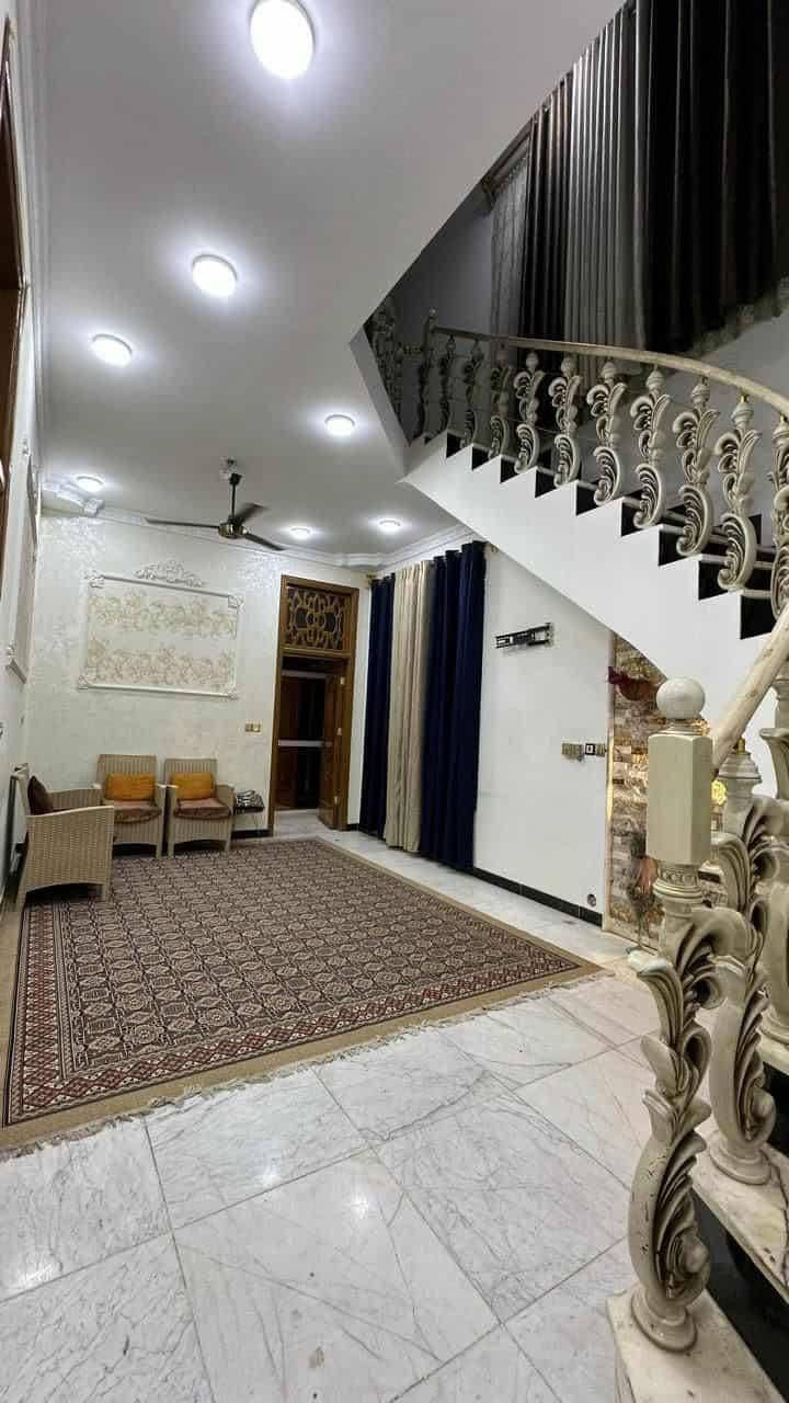 بيت مساحته ١٦٠ متر سند ٢٥ حله قرب الامام بكر يبعد عن شارع حله نجف ٥٠ متر سند ٢٥ طابقين بي غرفتين ومطبخ وحمام واستقبال وصحيات داخل وخارج وصاله بيت يخبل يباع هو والاثاث الشراي يتفضل ***********خاص
