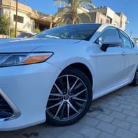 تويوتا كامري هايبرد XLE (2023) ماشية 31 الف ميل  وارد امريكي حادثها بن...