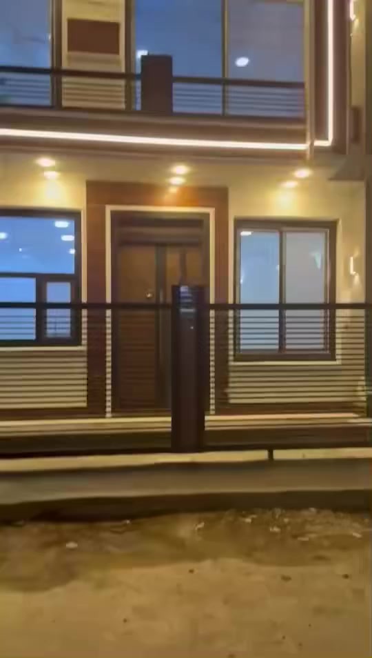 -بسم الله الرحمن الرحيم
دار للبيع ، في منطقة بغداد ، حي الحسين في شارع المطار مساحة 57 متر واجهة 6.5 بناء حديث سنة 2025 

اربع غرف نوم  ، ثلاث صحيات ومدخلين للدار

قريب من الدار ، الشارع التجاري وسوبر ماركت القلعة موقع سكني وتجاري ممتاز جداً

-السعر 280 مليون دينار وبيه مجال للمشتري 

للأتصال : ***********
