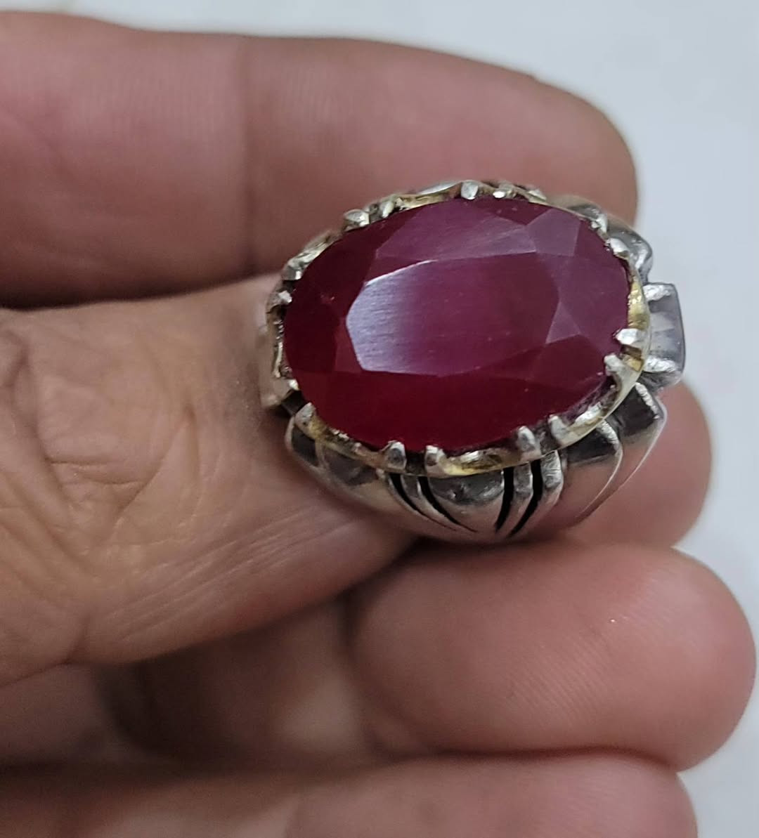 السلام عليكم
للبيع خاتم فضه ياقوت افريقي نظافه تامه
وزن الخاتم 28غرام
قياس الخاتم 22
السعر 140الف
مكاني بغداد البلديات
***********
