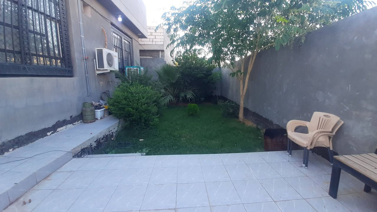 بيت حديث 300 م طابو زراعي سند25 تحويل مباشر حله بكرلي قرب محطة الجديده شارع الغسل يبعدعن شارع العام 75 متر فقط السعر 150 وبي مجال ويرهم مرواس بيت مع فرق او قطعه وفرق اتصال عالرقم *********** بيت حديث ومزتب فول

