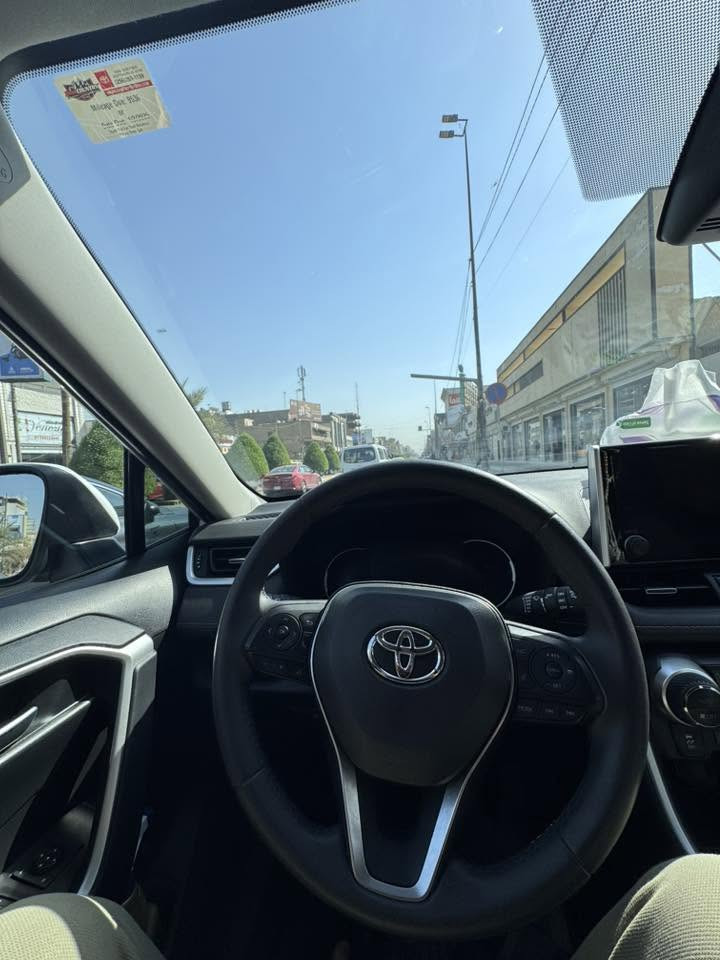 راف فور موديل 2024 Exl بريموم هايبرد
وارد امريكي دخول 
مرقم بغداد بااسمي 
السياره ضربتها جدا بسيطه وبدون صبغ 
ضربه طخة من امريكا بجنطة بدعامية ونفس الدعامية صاحب السياره مشتريلها ودازها وياها
السيارة كلين وماناقصها شي
وحاليا ماشية فقط 20.000

رقم صاحب السيارة الشراي يتصل ويدلل
***********

مواصفات السيارة 

المواصفات الفنية (الأداء)المحرك: هايبرد (هجين) رباعي الأسطوانات سعة 2.5 لتر.القوة الإجمالية: تولد السيارة قوة تبلغ 214 حصاناً (وتصل في بعض نسخ الدفع الكلي إلى 219 حصاناً).عزم الدوران: 221 نيوتن متر.ناقل الحركة: تتابعي متغير (CVT).كفاءة استهلاك الوقود: اقتصادية ممتازة، تستهلك حوالي لتر واحد لكل 23 كيلومتراً (بمتوسط 4.5 إلى 5.8 لتر لكل 100 كم حسب ظروف القيادة).نظام الدفع: تتوفر غالباً بنظام الدفع الأمامي (FWD) أو الدفع الكلي الذكي (AWD).المواصفات الخارجيةالعجلات: جنوط ألمنيوم قياس 18 بوصة.الإضاءة: مصابيح أمامية LED مع إضاءة نهارية (DRL).المرايا: مرايا جانبية كهربائية مدمج بها إشارات انعطاف قابلة للطي، وتدعم ميزة التدفئة في بعض الأسواق.البوابة الخلفية: باب خلفي كهربائي يدعم الفتح والإغلاق الذكي بدون استخدام اليدين.فتحة السقف: تتوفر غالباً بفتحة سقف كهربائية.المواصفات الداخلية والراحةالمقاعد: مقاعد مريحة بكسوة جلدية فاخرة أو قماش عالي الجودة (حسب المواصفات الإقليمية)، مع دعم تعديل كهربائي لمقعد السائق وتدفئة المقاعد الأمامية.المقاعد الخلفية: قابلة للطي بنسبة (60/40) لزيادة مساحة التخزين.نظام التكييف: تحكم أوتوماتيكي بالمناخ ثنائي المنطقة.عجلة القيادة: مكسوة بالجلد وتتضمن أزراراً للتحكم في الوسائط ومثبت السرعة.التقنية والمعلومات الترفيهيةالشاشات: شاشة لمس مركزية (مقاس 7 أو 8 بوصات)، وتأتي بعض الإصدارات بشاشة عدادات رقمية.الاتصال: تدعم نظامي آبل كار بلاي (Apple CarPlay) وأندرويد أوتو (Android Auto).شحن الهواتف: شاحن لاسلكي للأجهزة الذكية.النظام الصوتي: نظام صوتي فاخر مزود بعدة مكبرات صوت.ميزات الأمان والسلامةتأتي مجهزة بحزمة تويوتا للأمان الشامل (Toyota Safety Sense):نظام تثبيت السرعة التكيفي (ACC).مساعد الحفاظ على المسار وتنبيه المغادرة.نظام التحذير ما قبل الاصطدام مع كشف المشاة.مراقبة النقطة العمياء (BSM).حساسات ركن أمامية وخلفية، وكاميرا خلفية متعددة
