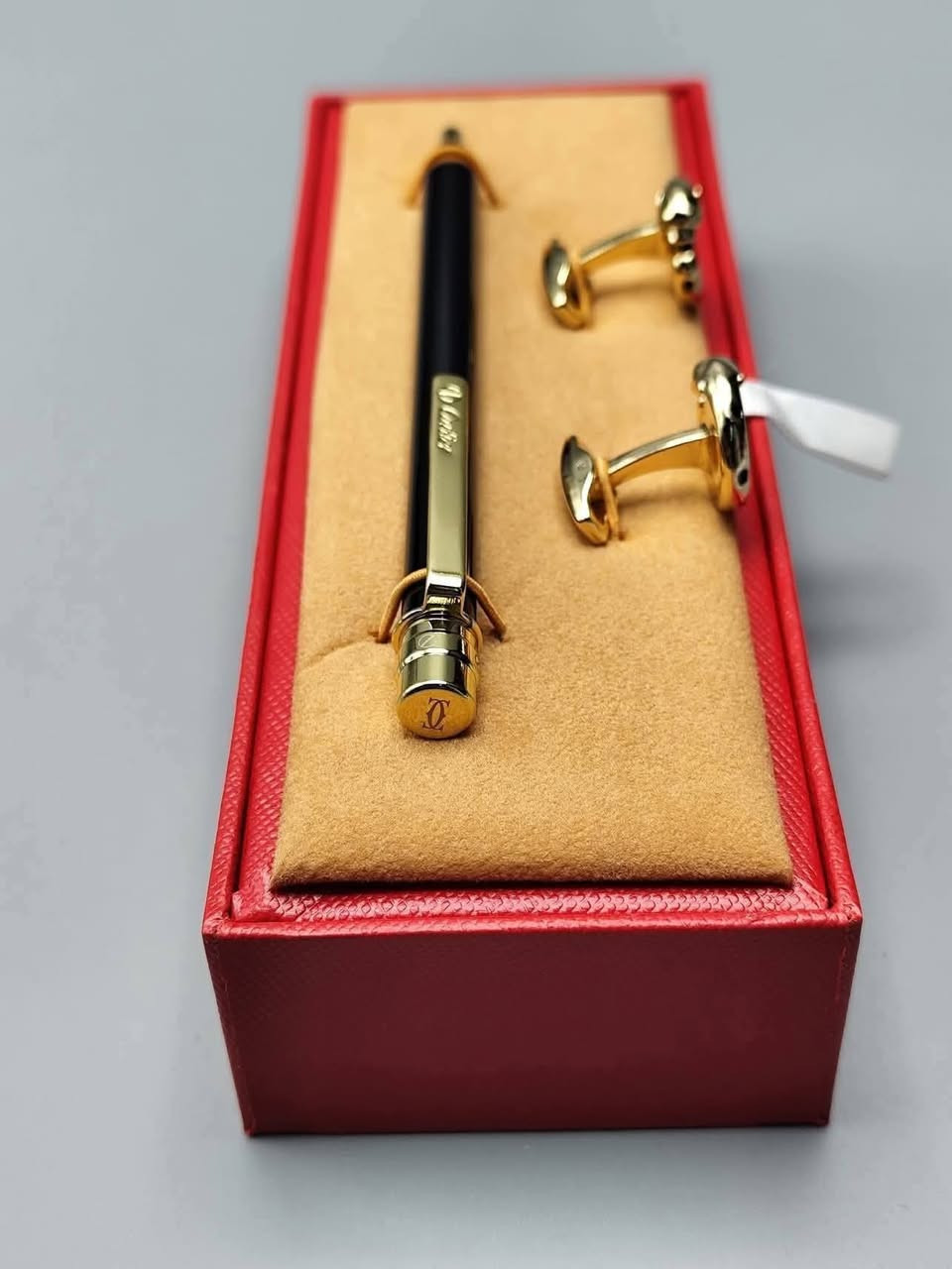 تخفيظات عاليه
 قلم مع البزم من كارتير الأشهر بمواصفات عاليه
  
القلم  يمتاز بكوالتي عالي جدا  مع البزمات وبعلبه حافضه للماركة

وزن ثقيل 
يأتي ببوكس حافض من نفس الماركه كارتير
مختم بل كامل
يأتي مع البزمات 

سعر 25 الف
التوصيل مجاني لجميع المحافظات العراقيه

للحجز مراسلة الحساب ( ترسل رقمك وعنوانك الكامل)

اضغط لمتابعة الصفحه ليصلك كل ما هو جديد ومميز
من (انس براند للاناقه العامه) متجر الاقتناء والهدايا الفخمه


**إذا كنت صاحب هذا الإعلان وتريد حذفه لأي سبب، رجاءا أرسل رسالة إلى الدعم الفني**