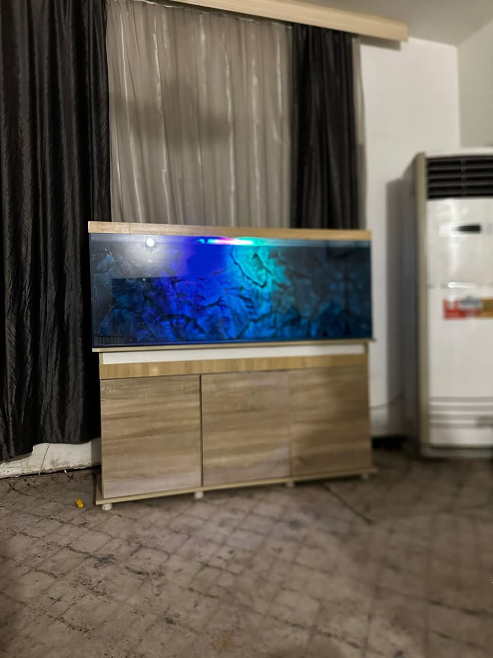 السلام عليكم
� حوض أسماك فاخر للبيع 🔹

📏 الأبعاد: ارتفاع 150 سم × عرض 120 سم × عمق 50 سم

📌 الحوض نظيف ومستخدم استخدام خفيف

🧱 خلفية حجرية 3D تعطي شكل فخم ومميز

💡 إضاءة LED ملونة (أزرق - بنفسجي - أخضر)

🪵 قاعدة خشب متينة وتصميم أنيق

✅ بدون كسر أو خدوش

📍 المكان: [ بغداد حي العامل ]

📞 للتواصل عالخاص أو واتساب: [***********]

فرصة للي يحبون يزينون بيوتهم بأحواض مميزة وجاهزة مباشرة للتركيب

ملاحظة السعر بي مجال بسيط
