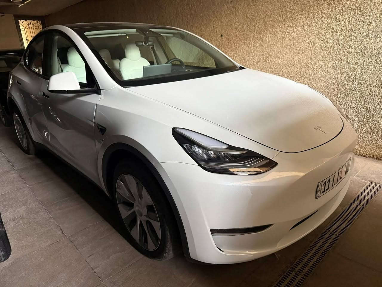 تيسلا y موديل 2023 مواصفات Y دبل ماطور 
السياره جديده جدا
عدد المقاعد 5 راكب
اللون الخارجي ابيض  
الضرر بدون صبغ تبديل جاملغ امامي 
ايمن وبنيد نفس اللون اصلي
ماشيه 18 الف مايل

💎 ســعــر ✅ ::  الــرد تلقائي 📮

الاضافات :
• بطارية حجم 83k واط
• تقطع بالشحنة 500/550 كيلو 
• محرك كهربائي بقوة 440 حصان
• نظام دفع رباعي 4*4 
• سقف بانوراما زجاج
• شاشة كبيرة حجم 15 بوصة
• كاميرا خلفية
• حساسات خلفية
• كاميرا امامية
• حساسات اماميه
• كاميرا جانبيه 
• كراسي كهرباء جلد 
• كراسي كهرباء
• كراسي مدفية
• رادار امامي
• رادار خلفي
• رادار جانبي
• مانع تصادم
• محدد مسرب
• كاميرات عدد 8 
• حساسات جانبيه
• مثبت سرعة
• كاميرات محيطيه 360° 
• تحكم بالسياره عن طريق الشاشة
• نظام قيادة آلية Auto Pilot
• عداد ديجيتال
• تشغيل تلقائي
• نظام قيادة ذاتية Full Self drive
• نظام (RCTA) للتنبيه عند الرجوع للخلف
• نظام (RSA) لكشف لافتات السرعه للطريق
• نظام (PSC) الرادار الذكي لمنع الاصطدام 
• نظام (LTA) لتحديد المسار على الطريق
• تشغيل عن بعد
• الدخول الذكي
• نظام ترفيهي كامل متكامل يحتوي على ( YouTube / WhatsApp / Tik Tok / Netflix)
• Wifi
• GPS
• MAPS
• Bluetooth
• AUX
• USB
• أوامر صوتية voice commands
• جنط قياس 19 
• اضوية امامية LED
• اضوية خلفية LED
• كشافات ضباب LED
• إنارة امامية زنون Full LED
• إنارة امامية Auto 
• موري ديجيتال
• نظام محاكة ذاتي للسياره من الخارج

رقم صاحب السيارة ***********
