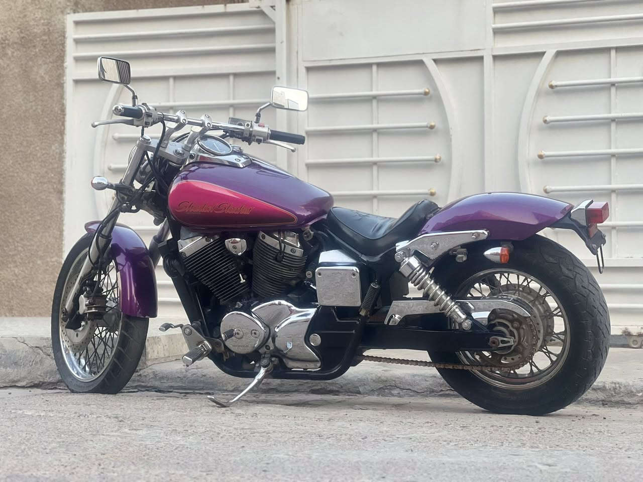 هارلي شادو سلاشر 2006 
 
ماشية 13 الف كيلو
كلشي بيها على وضع الشركة من المحرك والكير والضفيرة حتى المفتاح الاصلي والاحتياط
واكعة حديدة على التانكي وصايرة بي ضربة تحتاج تعديل صغير
مابيها اي زنجار بالتانكي محركها ناعم شلعة 1 2 3 بطناش 
   مكاني بغداد 
*********** للتواصل
