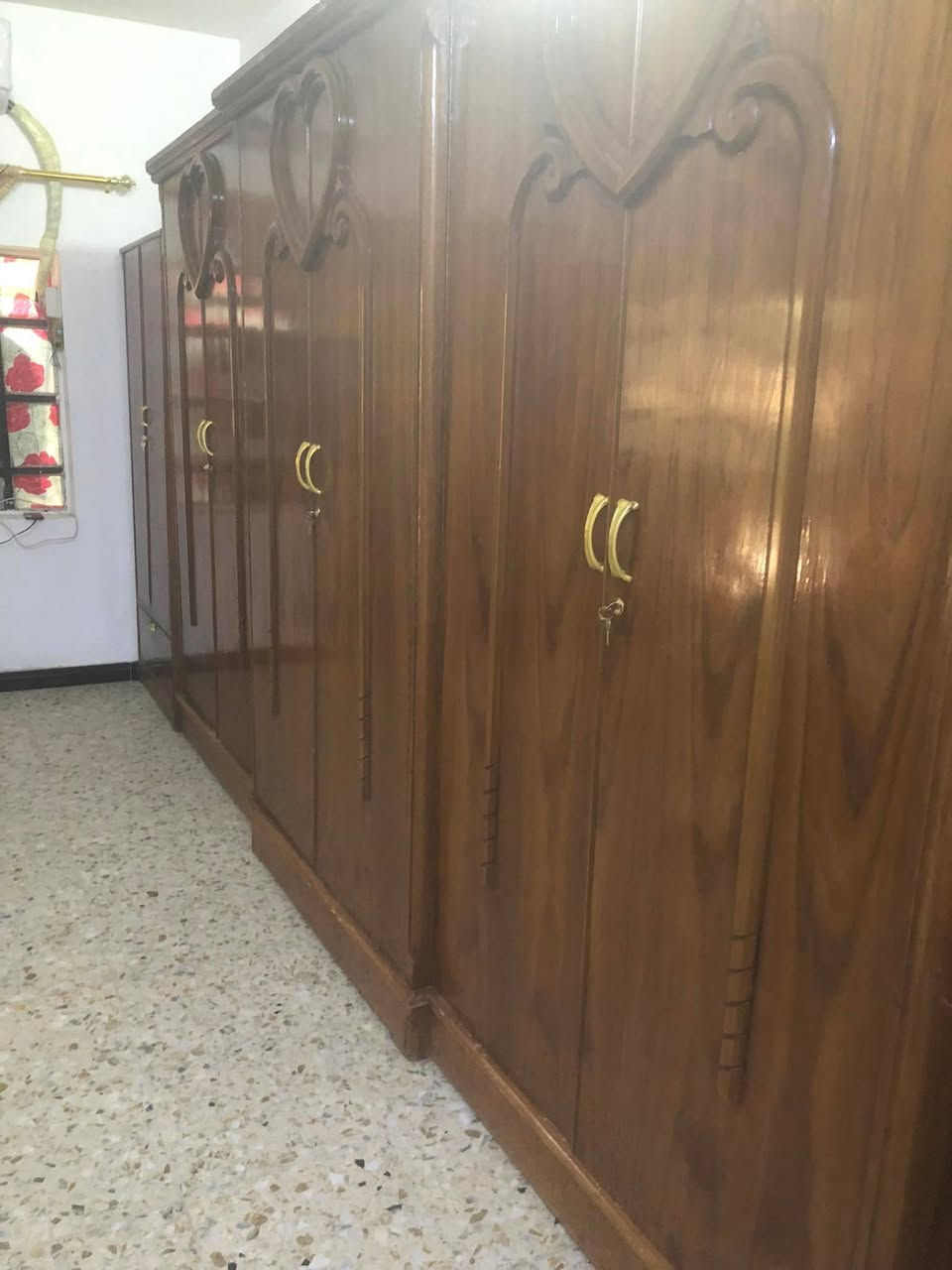 سلام عليكم احبتي
غرفة نوم صاج كامله كنتور ابو ٦ بيبان 
العنوان بغداد  *********** الاتصال  او وتساب 
السعر 700 الف وبيها مجال
