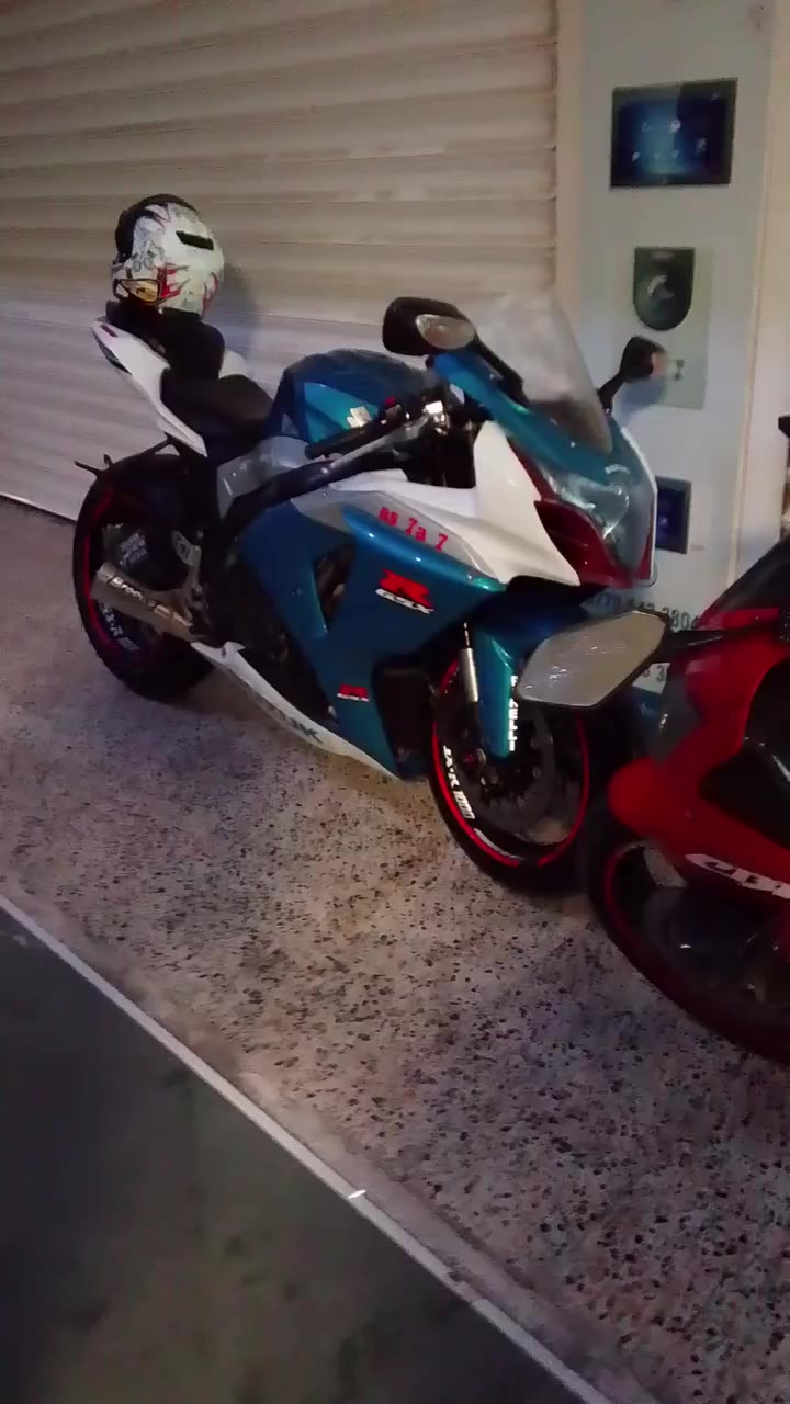 سلام عليكم.   بيع او مراوس 
جكسر 1000 كفاله عامه من كلشي 
دراجه جديده كلش قبل سبوعين طالعه من بيت طارش 
مابيه كل نقص عليه دامه كامله تخم تاير جيلاتين اصلي 
مكان ديالى بعقوبة لشراي يراسلني أو يخابرني ويدلل 
***********
