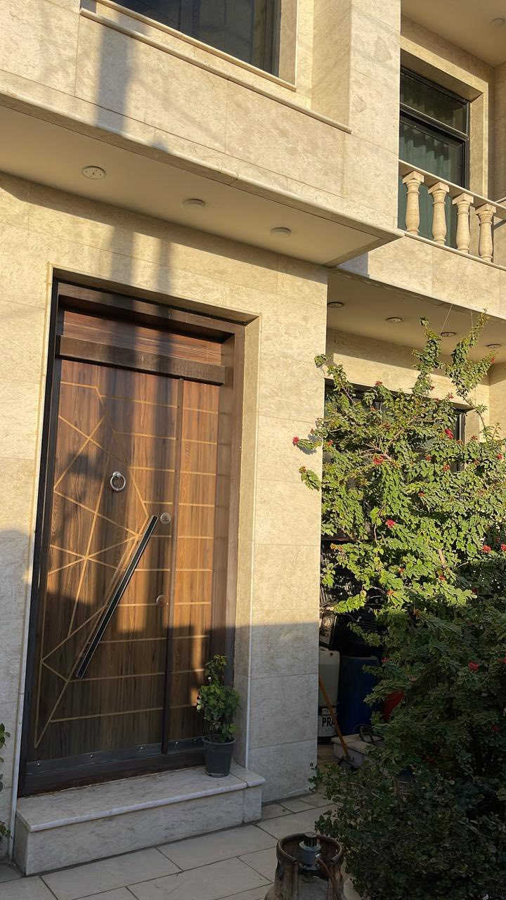 دار للبيع في الطالبية شارع المستوصف شارع 20 متر

المساحه 236 متر

الواجهة 8 م
النزال 30 م

يحتوي ال ط1: استقبال + مطبخ + حولي + غرفه نوم + خدمات 

الـ ط2 : ثلاث غرف نوم وخدمات 

بناء 2025 فول مرمر 

للاستفسار مكتب ارض الرافدين للعقار

*********** 
***********
