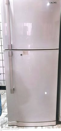 ثلاجة هيتاشي نظيفه وطباخ ٥ عيون نضيف٣٥٠ الف .واتسب ٠٧٧٠٦٣٦٣٣٥٥