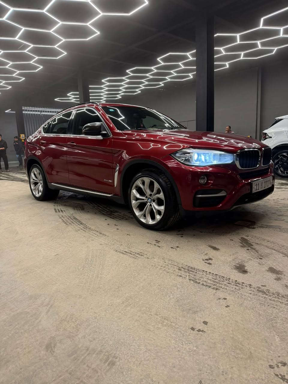 السلام عليكم 
BMW موديل  2016

(للبيع او مراوس حسب القناعه)

وكالة عروش  .محرك (٦سلندر) .

السيارت من 2016 احنه استلمناها من الشركه 

ماشيه 187الف كيلو متر .نضيفه جدا وسيرفس داخل شركه BMW العروش العرصات (مع وجود كامل الوصولات)  

- نظام قيادة اربعة ايكو وكونفرت وسبورت (وسبورت بلاص).

- انارة داخلية كاملة بالدشبول.كيجات سرعه ليزريه.

داخل جملي (Hermes) .

- 5كامرات  360درجة

- حساسات .

- اصطفاف ذاتي.

- رادرات امامي .جانبي .

- كشنات تدفئه وتبريد .سكان تدفئه.

- بردات جانبيه .

- ابواب شفط .  باب خلفي كهربائي 

- مري شفط.

- شفتات سرعة.

- بصمت ابواب 

- فتحة سقف .

- لايتات زنون متحرك وية ستيرن 

- كشنات  كهربائة مع وضعيات خزن للقياده 

- هندبريك بصمة . 
- ⁠
- اوتو بريك.

- اوتو ستارت وستوب.

- .تحديد مسار.

بل اضافه الى بقيه مواصفات معروفه . سياره كلش نضيفه  مكفوله  كير ومحرك . فقط تبديل بنيد نفس اللون والقديم موجود بي طخه بسيطه والجاملغات الخلفيه ع كد الطخه صبغ).  سياره متواجده بغداد شارع فلسطين او المنصور  وباسمي .

 السعر : 280 ورقة  وبيه مجال 

اي استفسار الاتصال  

 ***********
