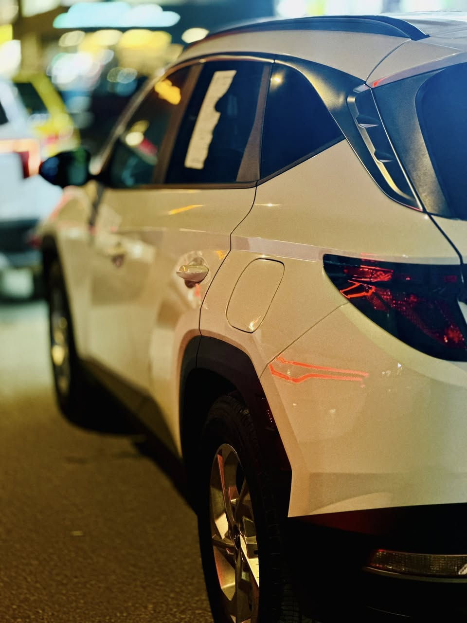 للبيع: هيونداي توسان SEL موديل 2024 (بحالة شبه الزيرو)
المعلومات الأساسية:
• الموديل: 2024.
• الممشى: 7,000 كيلومتر فقط.
• اللون الخارجي: أبيض (White).
• الداخلية: مقاعد جلد فخمة باللونين (البيجي المطعم بالأسود)، المزيج الأكثر رغبة وفخامة.
المواصفات التكنولوجية وأنظمة القيادة:
• نظام Push Button Start (بصمة تشغيل) مع خاصية Remote Start (تشغيل عن بُعد).
• Electronic Parking Brake (هند بريك كهربائي) مع خاصية Auto Hold.
• Drive Modes (مودات قيادة متعددة: Normal, Sport, Eco, Smart).
• Smart Cruise Control (رادار المسافة وتثبيت السرعة الذكي بين السيارة الأمامية والخلفية).
• Proximity Keyless Entry (دخول ذكي مع ترحيب عند الاقتراب من السيارة).
• Smart Power Tailgate (جنطة كهرباء ذكية).
• Wireless Charger (شاحن لاسلكي) مع منافذ شحن USB Type-C سريعة أمامية وخلفية.
الإضاءة والأنظمة الذكية:
• LED Daytime Running Lights (لدات أمامية مخفية بتصميم عصري).
• نظام Blind Spot Detection (رادار النقطة العمياء).
• نظام Lane Following Assist (المحافظة على المسار والقيادة شبه الذاتية).
• High Beam Assist (نظام التحكم التلقائي بالإضاءة العالية).
الحالة الميكانيكية والصيانة:
• السيارة مخدومة بتبديل دهن من الوكالة الأصلية نوع Motul (موتل)، الدهن يخدم لمسافة أكثر من 6,000 كيلومتر مع الضمان.
• السيارة مكفولة كفالة تامة من أي نقص وجاهزة للاستخدام الفوري.
تفاصيل الحادث والضرر (بكل شفافية):
• الحادث ناتج عن (سرقة وتخريب)، والسيارة مكفولة من الضربة القوية ومن الشاصي واللغود.
• جميع أغراض الشركة أصلية وراجعة مع السيارة (الراديتر، البدنة، البرانكيت، الجاملغ)، فقط تم تبديل البنيد بقطعة أصلية وبنفس لون الشركة.
• نظام الايرباك: جميع الايرباكات سليمة 100% (All Airbags Intact) عدا ايرباك الدركة (المقود) فقط.
💰 السعر المطلوب: [190 وبيها مجال ]
📍 الموقع: [بابل]
📞 للتواصل والاستفسار: [***********]
