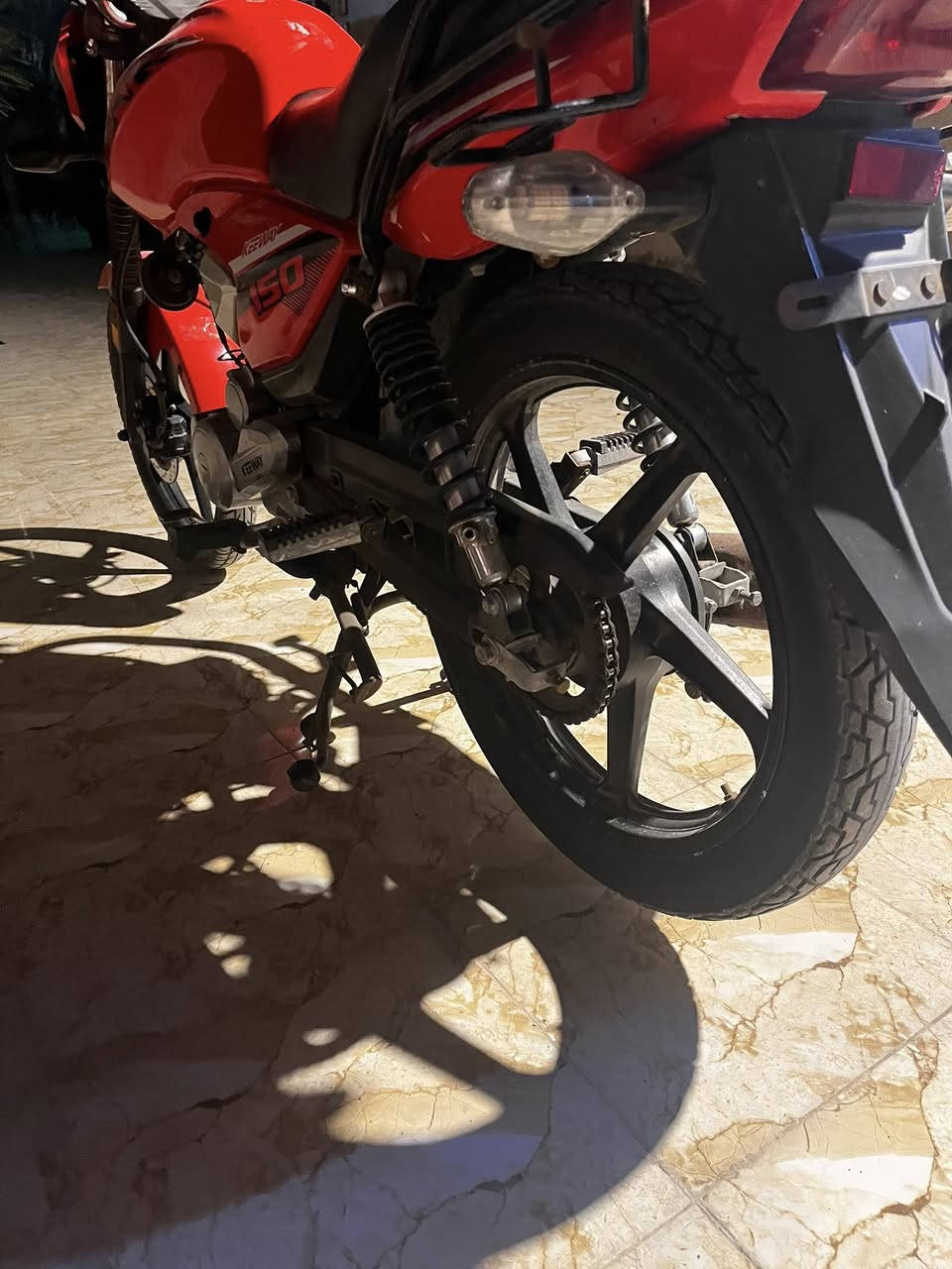 السلام عليكم اخواني الأعزاء دراجة كيواي للبيع نضافه الجديد الدراجه نضام البطح ما بيها اي نقص دهنها 20 /50 والي يعرف هذا الدهن بعد ميحتاج احجي دراجه موديل 2021 ما مفتوحه مكينه نضيفه كهربائيات كلها شغاله اشاير رباعيه كلوب سلف هندر مابيها بس نقص واحد قفل التانكي مكسور بس هاي ولان بليل التصوير مو واضح الي مو شراي لا يتصل سعر الدراجه مليون 200 قفل الدراجه هيه تسولف مو انا خمس نمر الدراجه بس مال دوام انا عسكري دوامي اسبوع بسبوع بس اصعد وانزل بيها الا اكثر ولا اقل الدراجه اوراق اصوليه وهذا رقمي *********** عنواني النشوة قرب حقل مجنون
