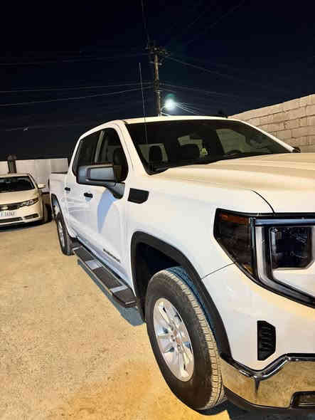 السلام عليكم 
سيارة جمسي سيرا للبيع نص فول 
سيارة جاهزة حدادية كير محرك مكفولات 
ماشية 14 الف موديل 2024سنوية بأسمي 
عنوان بغداد ***********
