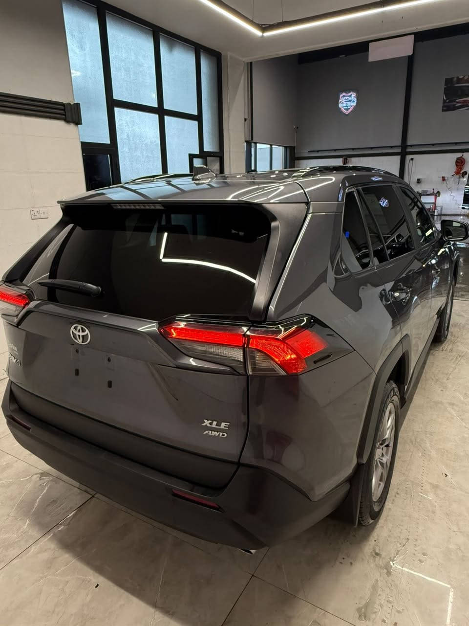 🚗 تويوتا راف فور 2024 فئة XLE –
ماشيه 10 الاف بدون صبغ بدون ارباك 
🔹 المحرك:
محرك 4 سلندر سعة 2.5 لتر، قوي وعملي بنفس الوقت، صرفية بنزين اقتصادية وتناسب الاستخدام اليومي والسفر.

🔹 الدفع:
نظام دفع رباعي دبل

🔹 المواصفات الداخلية:
داخلية مريحة ومرتبة، شاشة وسطية مع نظام آبل كاربلاي + أندرويد أوتو، تحكم من المقود، تكييف ممتاز، ومساحة واسعة للعائلة.

🔹 الأمان:
نظام أمان متكامل من تويوتا (Toyota Safety Sense)
مثل: رادار أمامي، تحذير مغادرة المسار، مثبت سرعة ذكي.
بدون صبغ فقط جاملغ سكن تعديل بارد وشويه داخل

✨ بدون رقم تترقم جميع محافظات كردستان 
السعر : 235 وبيها مجال 
المكان اربيل📍
📞***********
