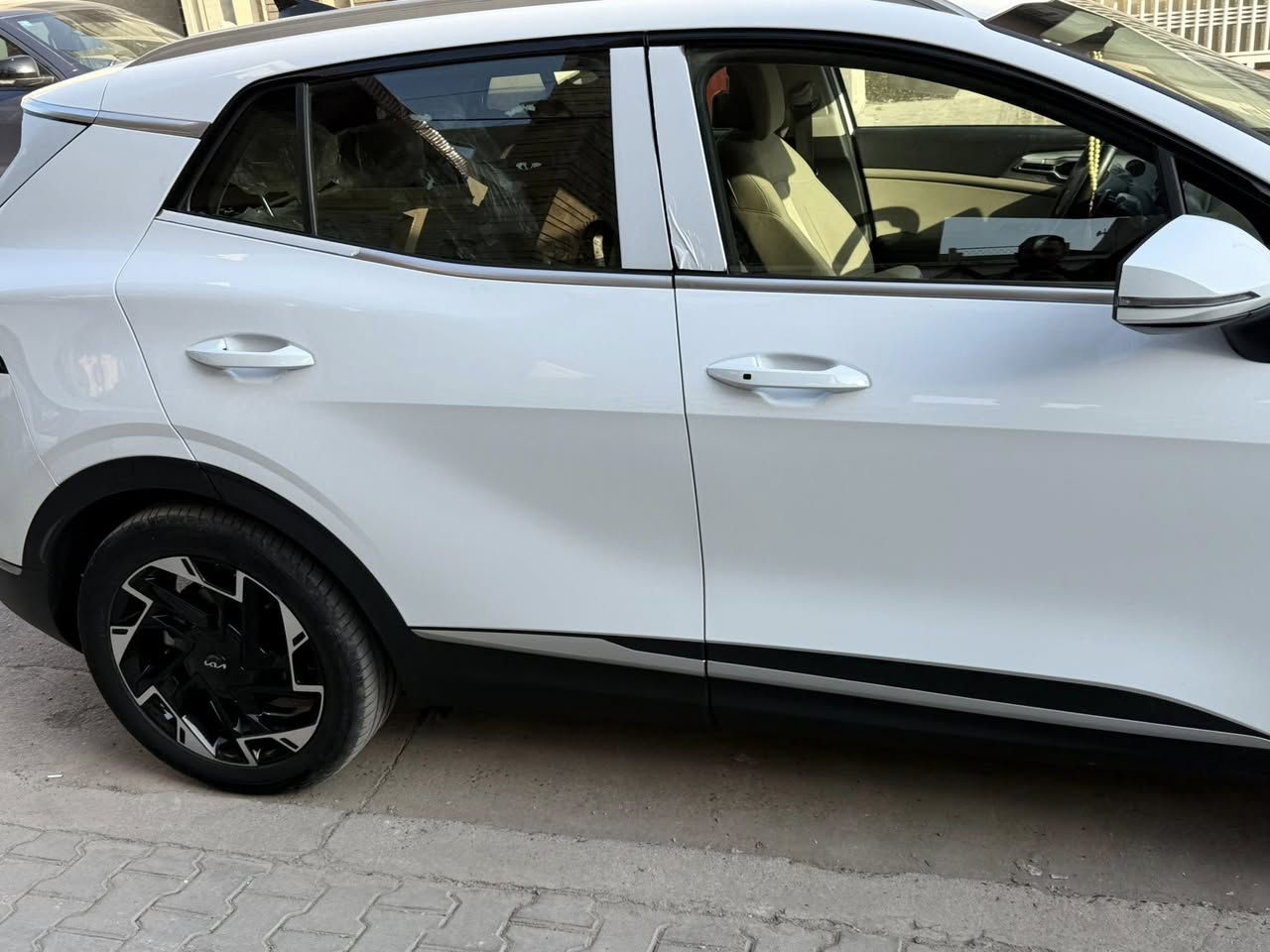 السلام عليكم
كيه سبورتج ٢٠٢٥خليجي ضمان شركة الدوليه ٥سنوات

رقم بغداد 

داخل بيجي شفتات مري شفط ترحيب كشنات كهرباء تدفأه 

استيرن تدفأه جنطه كهرباء بصمه تشغيل 

موديل 2025

ماشيه 20 كيلو 

السياره فول ماعدا البانوراما

السيارة جديده كلش 

بغداد اصليخ ٦٠٠

ا

للاستفسار /***********
