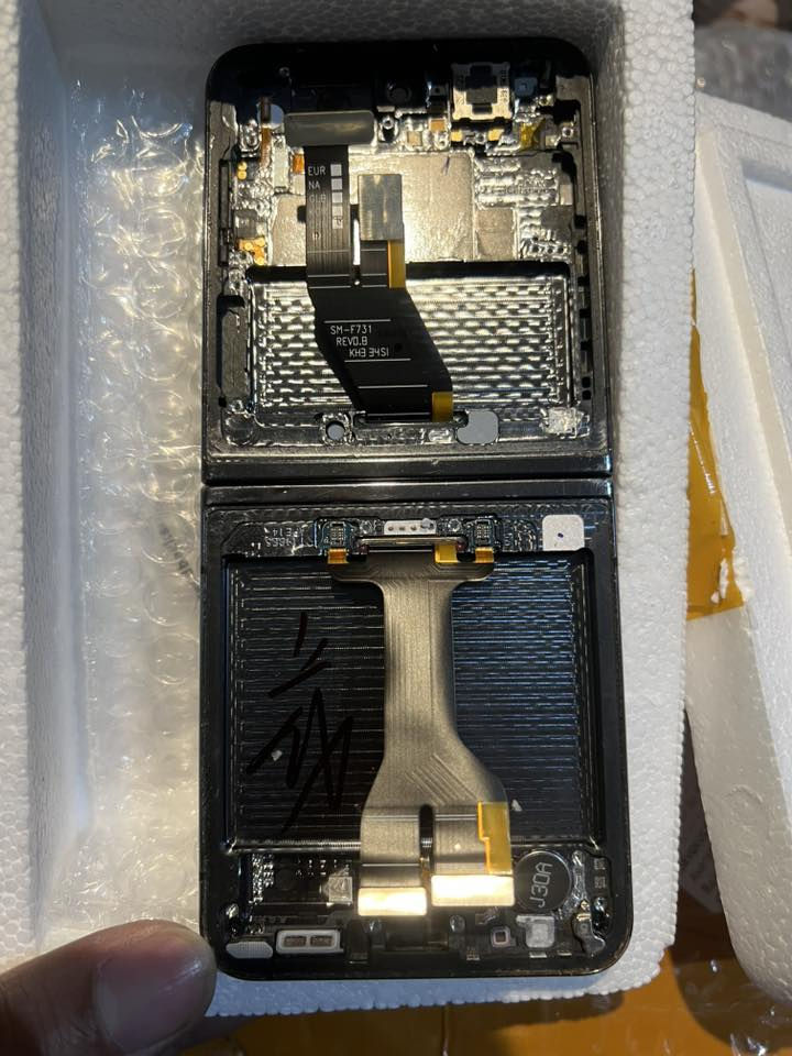 Samsung Z Flip3 للبيع شاشة داخلية
شاشة داخلية أصلية لجهاز
Samsung Galaxy Z Flip3 5G
SM-F731 :موديل
مستعملة بحالة جيدة
مفصولة من جهاز
بدون كسر
تعمل بشكل طبيعي
مناسبة للصيانة أو الاستبدال
السعر: (يحدد بعد التواصل)
الموقع: (بغداد-كرادة)
للتواصل ***********
