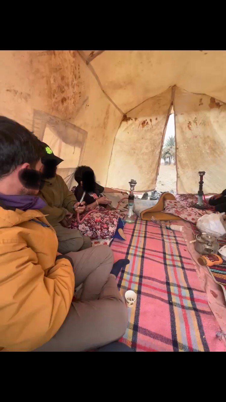 خيمة تخيم سهله النصب 
عنوان الشعب الثعالبة 
تاخذ اكثر من 10 نفرات
قماشها قوي وبيها جادر مطري
بابين سحاب 
و2 ناموسيات 
ارتفاع 2م و30سم
طول 4م عرض 3م 