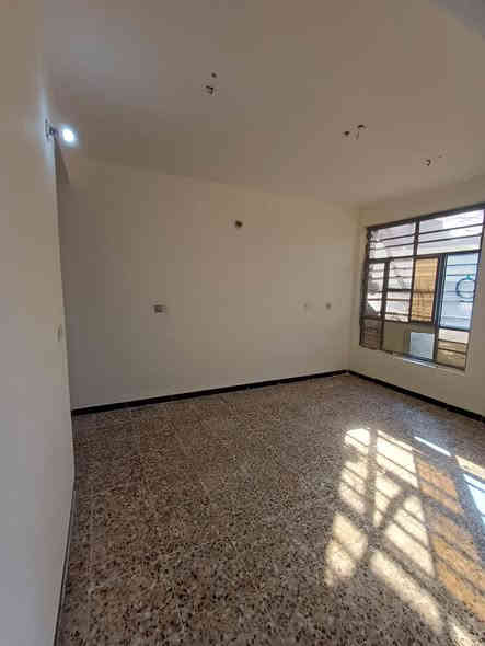 ٨٤ متر للبيع ركن حي الجامعة قرب ثانوية الخضراء للبنات طابق واحد غرفة وصالة ومطبخ وصحيات وحولي ومنور السعر ٣٢٥ مليون للإستفسار ***********
