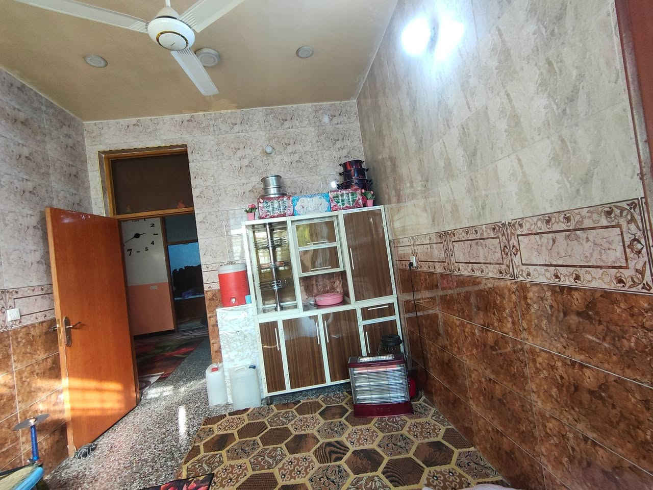 بيت مساحة 150 طابو صرف استقبال غرفة النوم مطبخ صاله حمام مشترك داخلي وخارجي 2منور وكراج  الطابق الثاني 3غرف نوم صاله حمام مشترك وبيتونه بيت كامل ما ناقصة أي شي جسر ديالى شارع المصرف دفافعه فرع الصيدلة للاستفسار اتصل ***********
