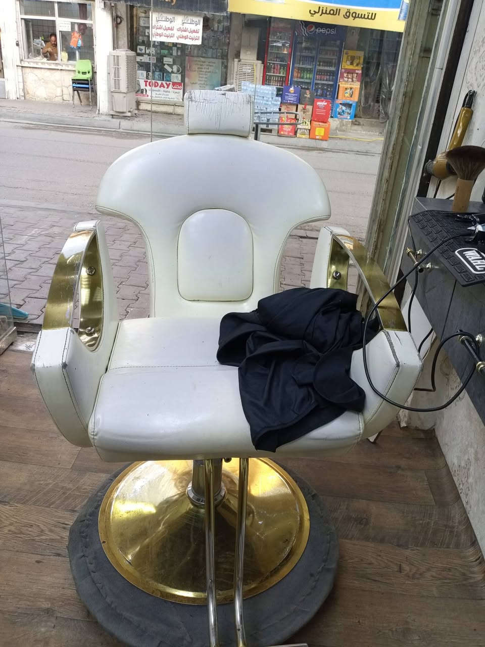 كرسي حلاقة للبيع مكاني الحرية الاولى مراسلة على الخاص او الرقم***********
