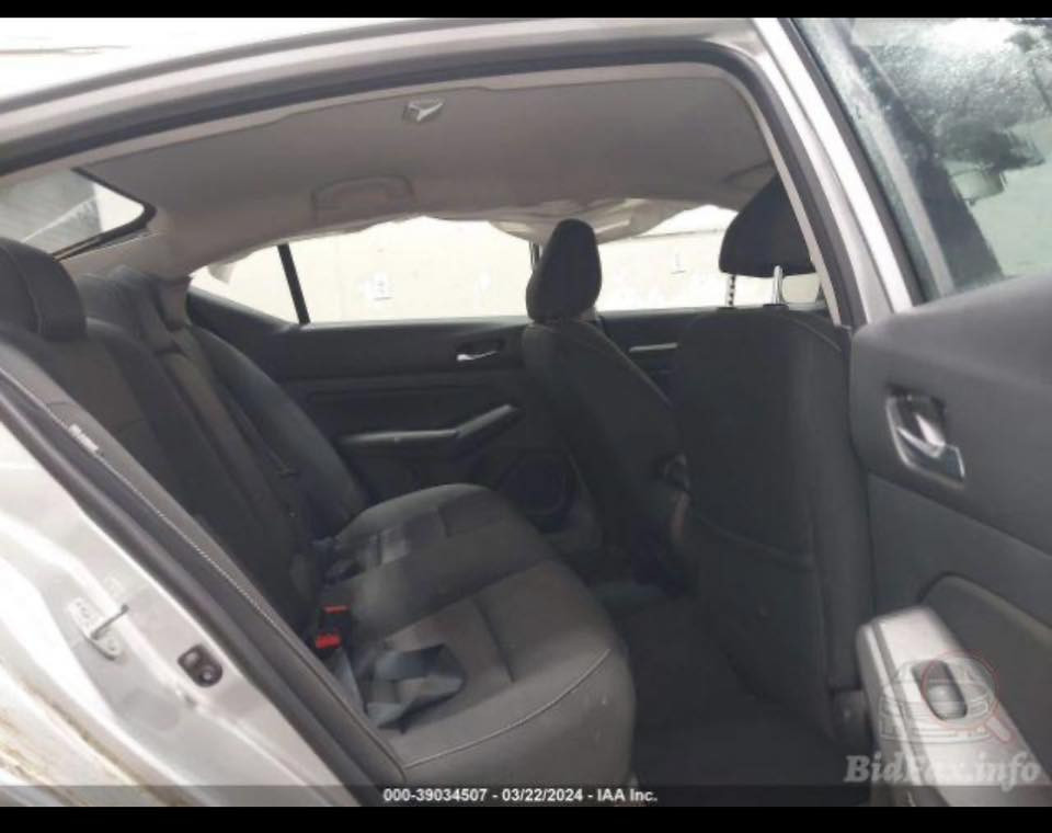 السلام عليكم نيسان التيما 22 ضرر فقط تبديل دعامية ماشية 70 الف كم سياره نظيفة جدا مال بيت استيراد شخصي بعدها على وضع الشركة برغي ما مبدل سبير منازل مكفولة من كلشي عدى الدعامية وبارد بالبنيد وكم رصعة حسب السونار المرفق سنوية بسمي هزه جديده رقم اربيل السعر 155 غير متواجد عالفيس *********** مجال قليل مكان السياره بغداد الزغفرانية
