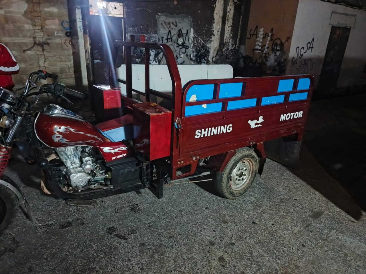 ستوته موديل 22 محرك 2023 عنوان موصل حي الكرامه السعر 1,300 وبيها مجال للطيبين شاصي شرط والمحرك شرط والبودي هم شرط الاتصال على هذا الرقم ***********
