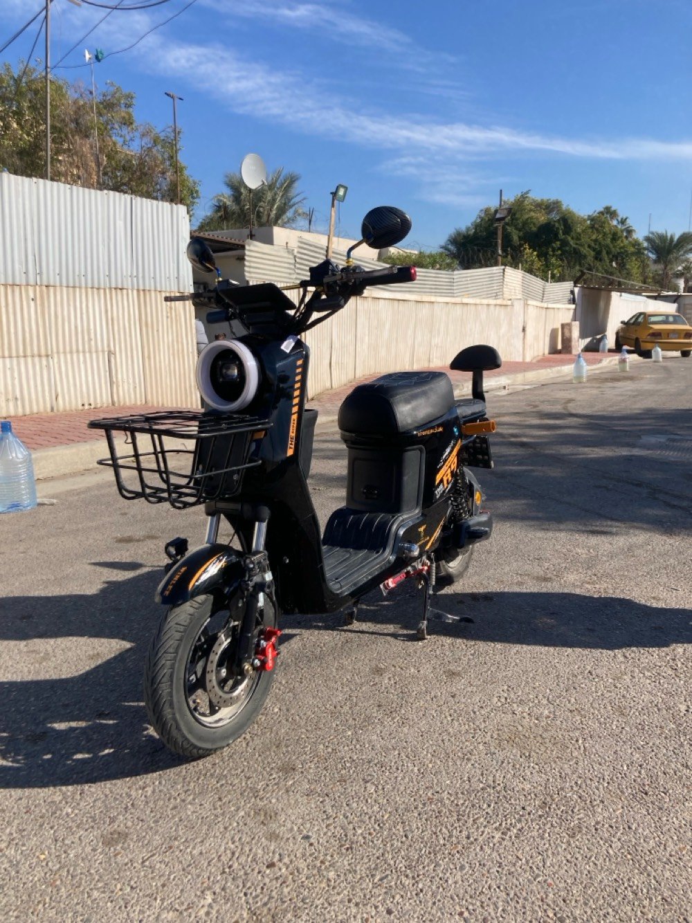 السلام عليكم  دراجه شحن R9 مزوده للبيع الداجه اخت الجديده كفاله عامه من جميع النواحي الدراجه جديده جديده صارلي فتره من اخذتها و هسه اريد ابيعها و معتني بيها كلشش هوايي هاي الدراجه صوره كدامكم موصفاتها تشغيل سويج و تشغيل عن بعد و مرايات كاربون فايبر بريكات هايدروليك و نظام بك و نظام بارك ستناد رياضي و ستاند تلفون اشاير يمنه يسره دبل إشاره و ضوه عالي ناصي لد زنون ابيض ب الاضافه إلى يدات بريك لد رياضيه و بلوجكتر رياضي و بيها بعد هواي تزويدات و كلها بلاديه من الشركه هيج ب الاضافه كير اربع نمر و شاشه تقره الأعطال  الدراجه بلاديه ما ملعوب بيها باي شي 
سعرها 450 و بيها مجال 
مكاني بغداد الصالحيه خلف وزاره الخارجيه 
اقرب نقطه داله الي كراج العلاوي 
للاستفسار *********** محمول او واتساب

