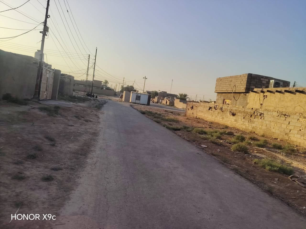 السلام عليكم نص قطعه للبيع على شارعين تبليط وكافه لخدمات ماي وكهرباء *********** العنوان النهروان خلف مطعم جواد
