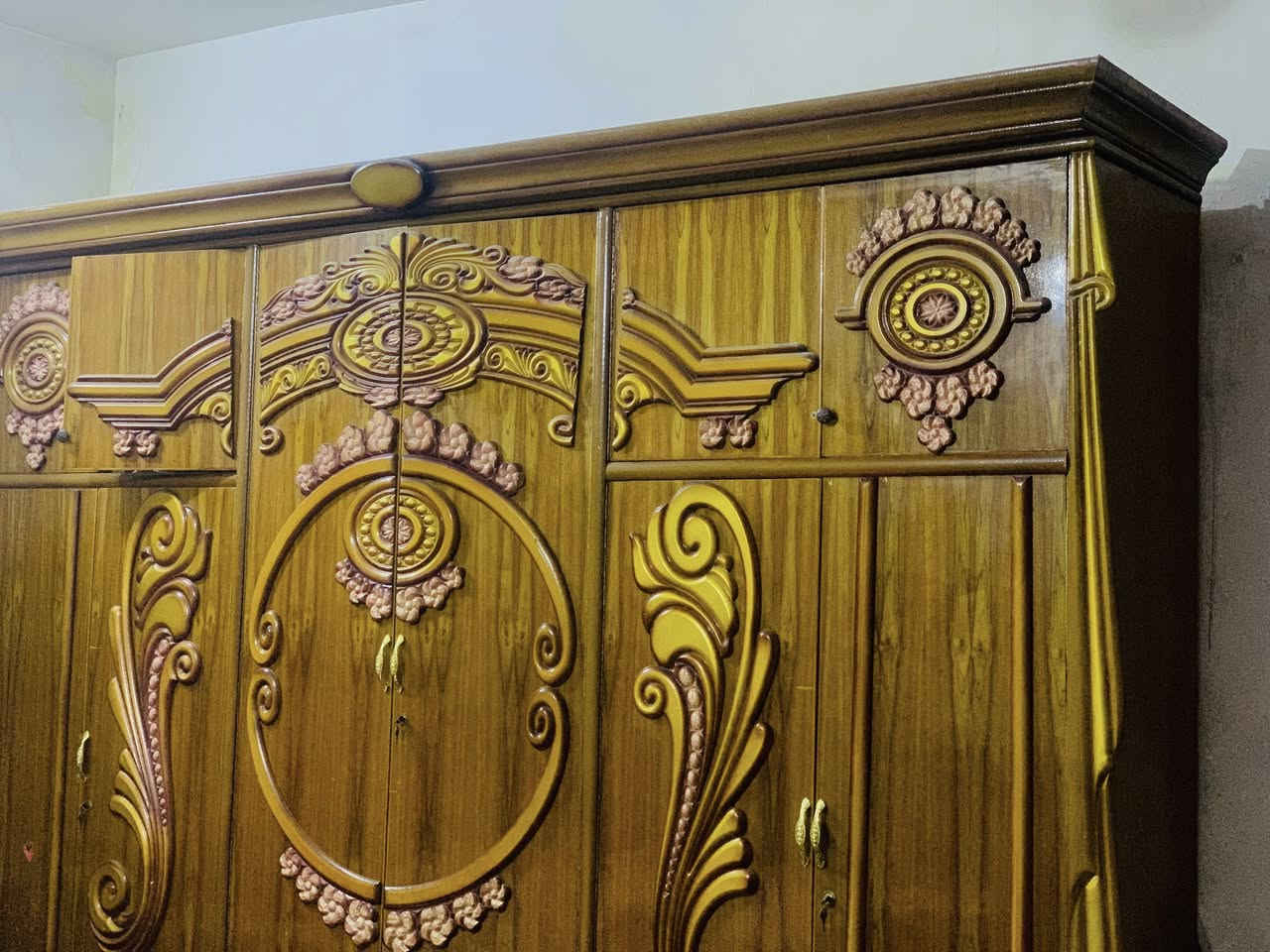 غرفة اخشاب ٦ ابواب ملحق نظيفة ومرتبه للبيع *********** بغداد حي اور
