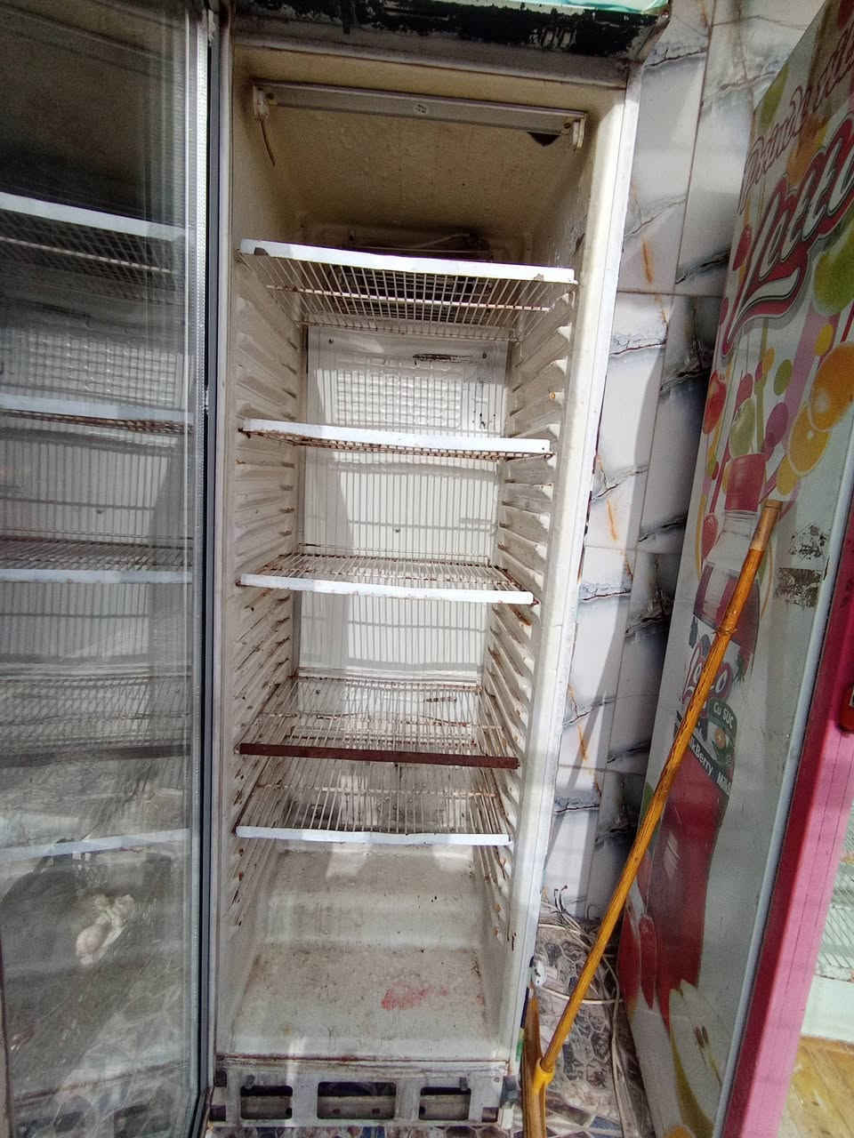 للبيع السعر ٤ثلاجات الوحده ٢٧٥ الي يريدها اتصل علا رقم ***********
