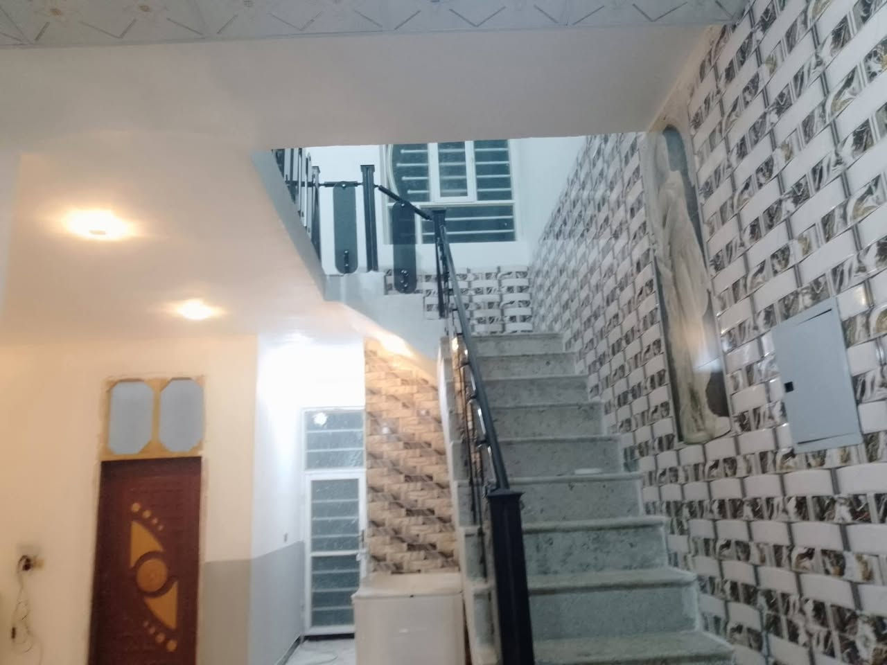 دار لبيع مساحه 150متر بي ثلاثة غرف نوم وصاله مطبخ كنيدور حديقة محيزم شارع شريفه تصل ***********
