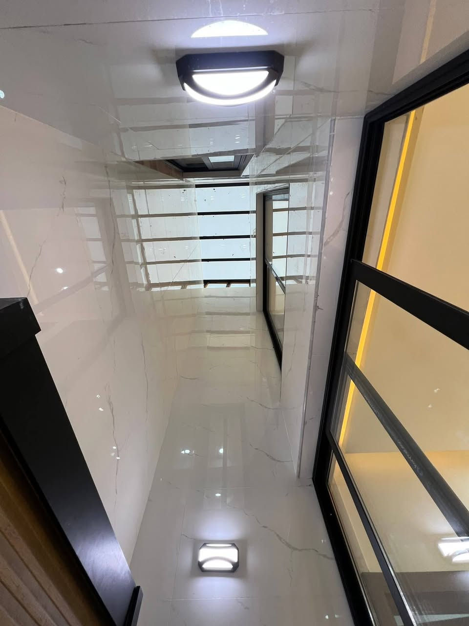 دار  للبيع140 متر للبيع في حي الجامعة منطقة 26 مكان روعة وبناء حديث  الواجهة 7 نزال 20 

يحتوي على 4 غرف نوم وصالتين واستقبال ومطبخ حار وبارد مع غرف سويتات كله جمس بورد ارضيه مرمر واجهة بورسلين خلاطات دفن شبيابيك وابواب المنيوم مجهز ثريات وتانكي وكيزر 

__العنوان المكتب/النجف الاشرف _حي العدالة _شارع المستوصف 
 
نستقبل جميع العروض التجارية في كافه احياء النجف اداره مكتب الميار للعقار 

🟨للاستفسار الاتصال على الرقم التالي او مراسلة الصفحة 
 
📞 عباس الجنابي ***********
📞عباس هاتف الشايب ***********
