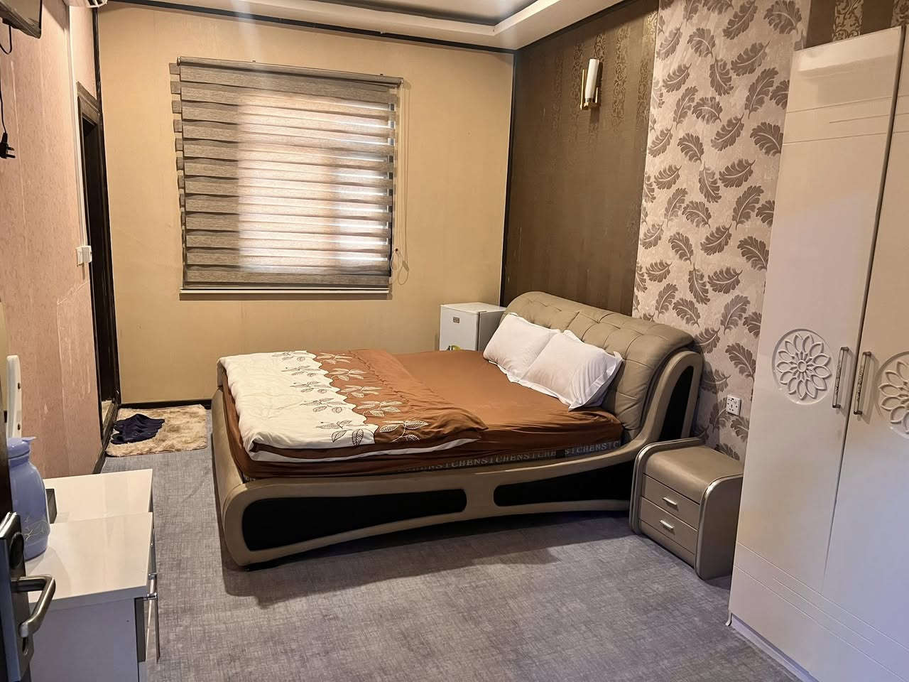 السلام عليكم ورحمة فندق 🏨 علي الدر يرحب بجميع الزائرين غرف مؤثثه ومكيفه بل كامل والحجز مفتوح من اليوم ولغايه 7محرم وأسعار مناسبه ويوجد خصم خاص للحملات ومتوفر غرف ثنائي ثلاثي رباعي خماسي سويتات  العنوان كربلاء شارع الروضتين يبعد عن الأمام الحسين 10دقايق للأستفسار والأتصال  ***********

