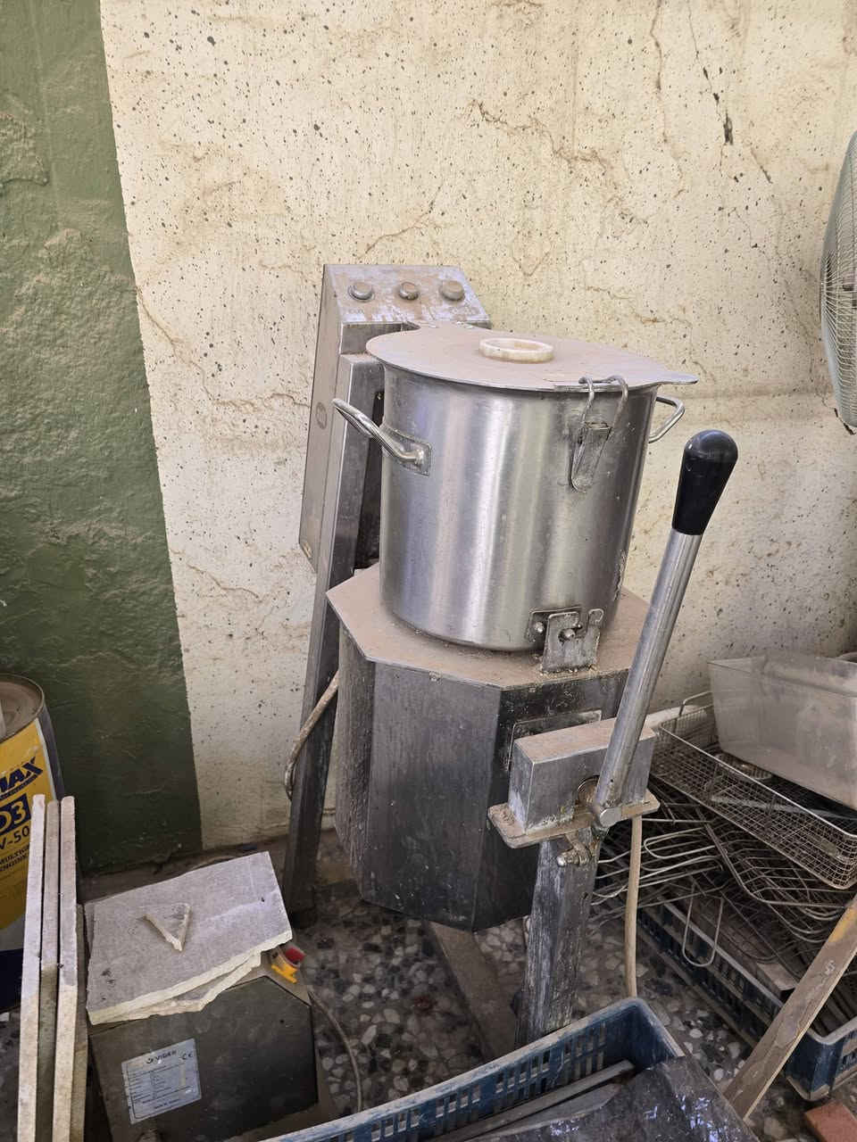 شوايه ايطالي مع فرن خاص بالبيتزا ومكينه ايطاليه لعمل الحمص بطحينه الخاصه بالمطاعم للبيع الغراض نظيفات وجاهزات ملاحظه مكلفين بالنشر للاستفسار اتصل ع الرقم ***********
